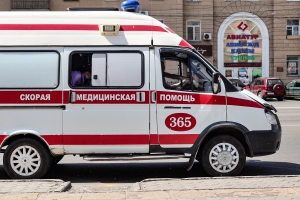 В Омске двух школьниц сбили на пешеходном переходе (Видео)