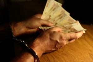 За год в Омской области провернули аферы с валютой более чем на 120 миллионов
