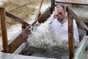 В РПЦ верующих призвали по возможности отказаться от крещенских купаний из-за ковида