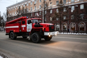 «Людей снимали по лестницам»: в страшном ночном пожаре в Омске погибли два человека, еще трое в больнице