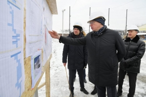 Губернатор Омской области проверил, как строятся новые крытые катки
