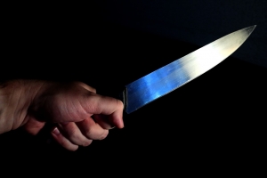 В Омской области муж вонзил нож в грудь жене из ревности, а потом запаниковал и сам вызвал скорую