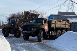 В Омске потенциальные зоны подтопления очищают от снега