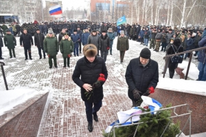 Губернатор Омской области почтил память воинов, выполнявших интернациональный долг за рубежом
