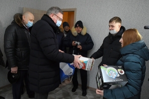 Губернатор Омской области вручил ключи от жилья выпускникам детских домов