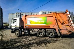 В Омской области мужчину насмерть зажало мусоровозом