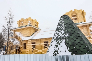 Омский митрополит освятил купола нового храма за 11 миллионов рублей в сквере Молодоженов