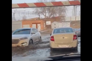 В Привокзальном поселке Омска талые воды затопили тоннель 