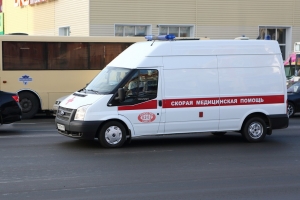 В Омске машина на автозапуске сбила дворника на парковке: у него переломы ног