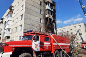В омской многоэтажке загорелось сразу четыре балкона - эвакуировано более 20 человек