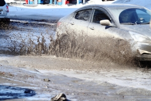 Омичи массово жалуются на затопленные улицы и сошедший вместе со снегом асфальт (Фото, видео)
