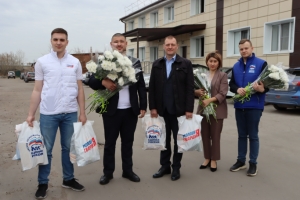 Работники омской «скорой» в свой профессиональный праздник приняли подарки от «Единой России»