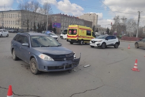 В центре Омска пятилетний малыш пострадал в аварии - его увезли в больницу на реанимобиле