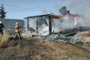 Под Омском дотла выгорел дом – огонь тушили 15 пожарных
