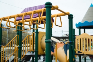 Жителям Нововаршавки ограничили доступ к новой детской и спортивной площадке