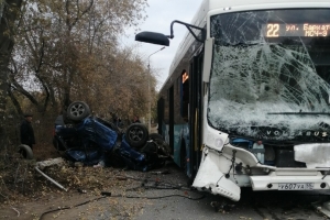 Страшная авария в Омске: «Тойота» врезалась в столб, а затем разбилась об автобус (Обновлено)