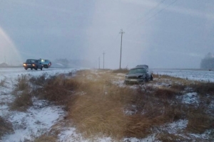 В Омской области автомобиль с пассажирами улетел в кювет и перевернулся — один человек погиб