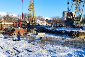 «Единая Россия» держит на контроле строительство дома для переселенцев из омского аварийного жилья