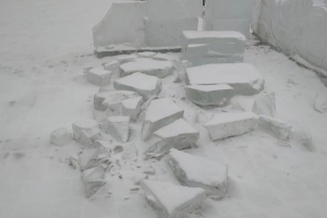 В центре Омска вандалы разгромили подиумы для ледяных скульптур