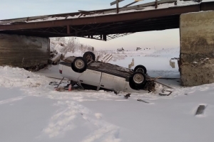 В Омской области автомобиль рухнул с моста — водитель погиб