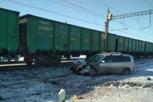 В Омске грузовой поезд столкнулся с «Тойотой»
