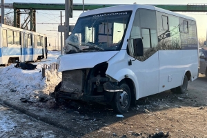 В Омске пассажирская «ГАЗель» влетела в трамвай - есть пострадавшие