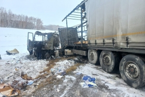 При возгорании двух грузовиков на омской трассе погиб 37-летний водитель