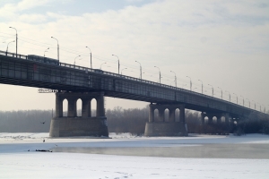 В ГИБДД назвали основную причину пробок перед Ленинградским мостом в Омске