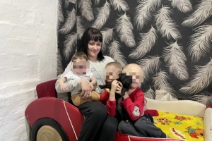 Троих детей ограниченной в родительских правах жительницы Тары отдали бабушке