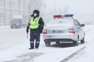 Сноубордист и водитель, который катал его на тросе по заснеженному Омску, получили штрафы