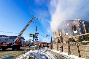 В Омске горит двухэтажный ресторан на Авиационной (фото, видео)