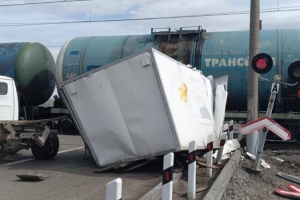 В Омской области грузовик столкнулся с локомотивом