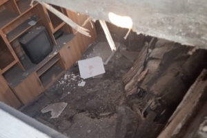 В Привокзальном поселке Омска в доме на 6 квартир рухнул потолок (Фото)