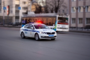 В центре Омска «Тойота» вылетела на пешеходный переход и сбила девушку (фото)