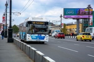 В Омске столкнулись троллейбус и автобус - пострадала пассажирка