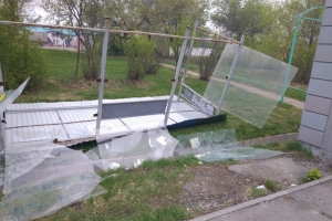 «Упала сама или кто-то помог»: В Омске опрокинули и разбили остановку 