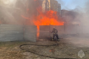 В Омске горит склад пиломатериалов – его тушат два десятка пожарных