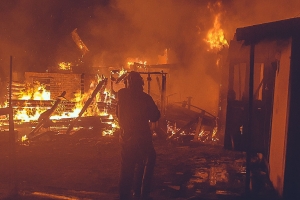 В Омской области сгорел жилой дом на две семьи