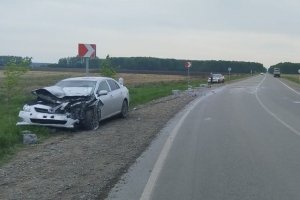 В Омском районе поддон со стройматериалами упал на машину, в которой ехала семья с ребенком