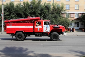 В Омске горит мусор – огонь может переброситься на здание