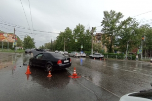 После дождя в Омске столкнулись две легковушки - за рулем одной из них был подросток