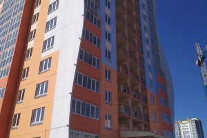 В Омске сдали 17-этажный дом с необычным фасадом, где только «однушки» и «двушки»