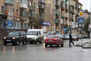 У омского лицея грузовой автомобиль провалился в асфальт (Фото)