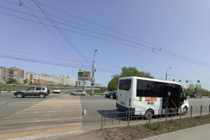 В Омске маршрутка сбила подростка: он шел по переходу на зеленый