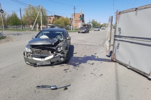 В Омской области женщина с двумя детьми пострадала в ДТП