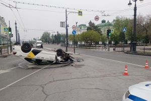 В центре Омска пьяный водитель такси влетел в столб — машина перевернулась