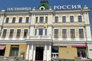 В минкульте назвали ответственного за ремонт разрушающегося фасада гостиницы «Россия» в центре Омска