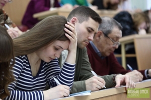 Названы суммы баллов по ЕГЭ, за которые омские выпускники могут получить до 120 тысяч рублей