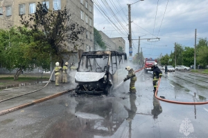 В Омске пожар из-за горевшей «Газели» повредил киоск