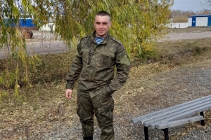 «Не дожил до рождения сына»: в Омской области простились с бойцом, погибшим на СВО